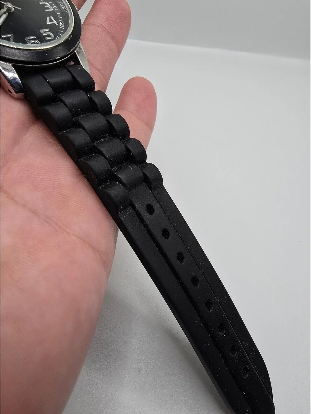 Folio Quartz Analog Watch Black Dial Arabic Numerals Silver Case Black Rubber